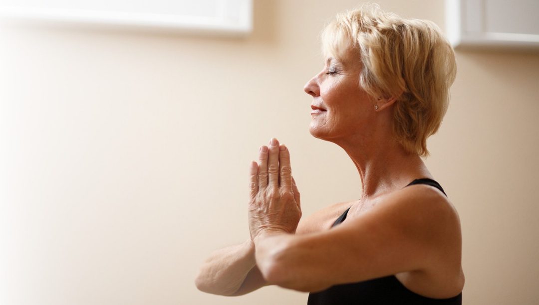 Kvinde holder sig i form med yoga - og måske som cougar